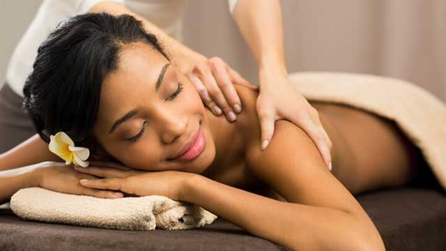 Photo d'une femme qui se fait masser dans un salon de massage à Paris 10 chez Biozen